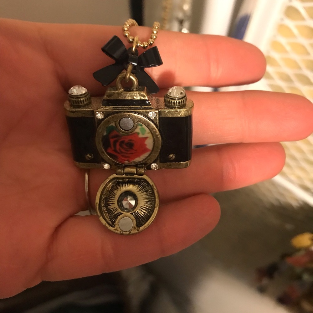 Betsy Johnson Camera Necklace. - Picture 4 of 4
